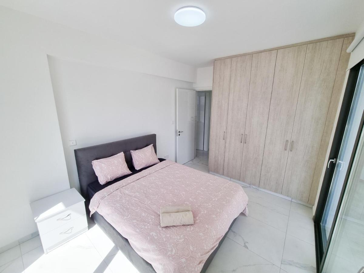 Shades Of Blue Apartment Larnaca Buitenkant foto