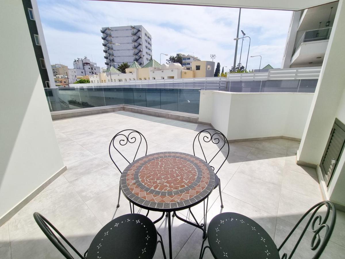 Shades Of Blue Apartment Larnaca Buitenkant foto