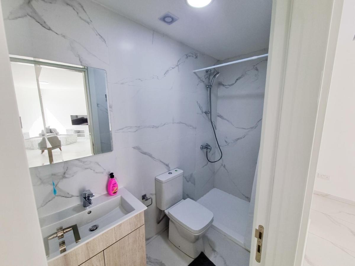 Shades Of Blue Apartment Larnaca Buitenkant foto